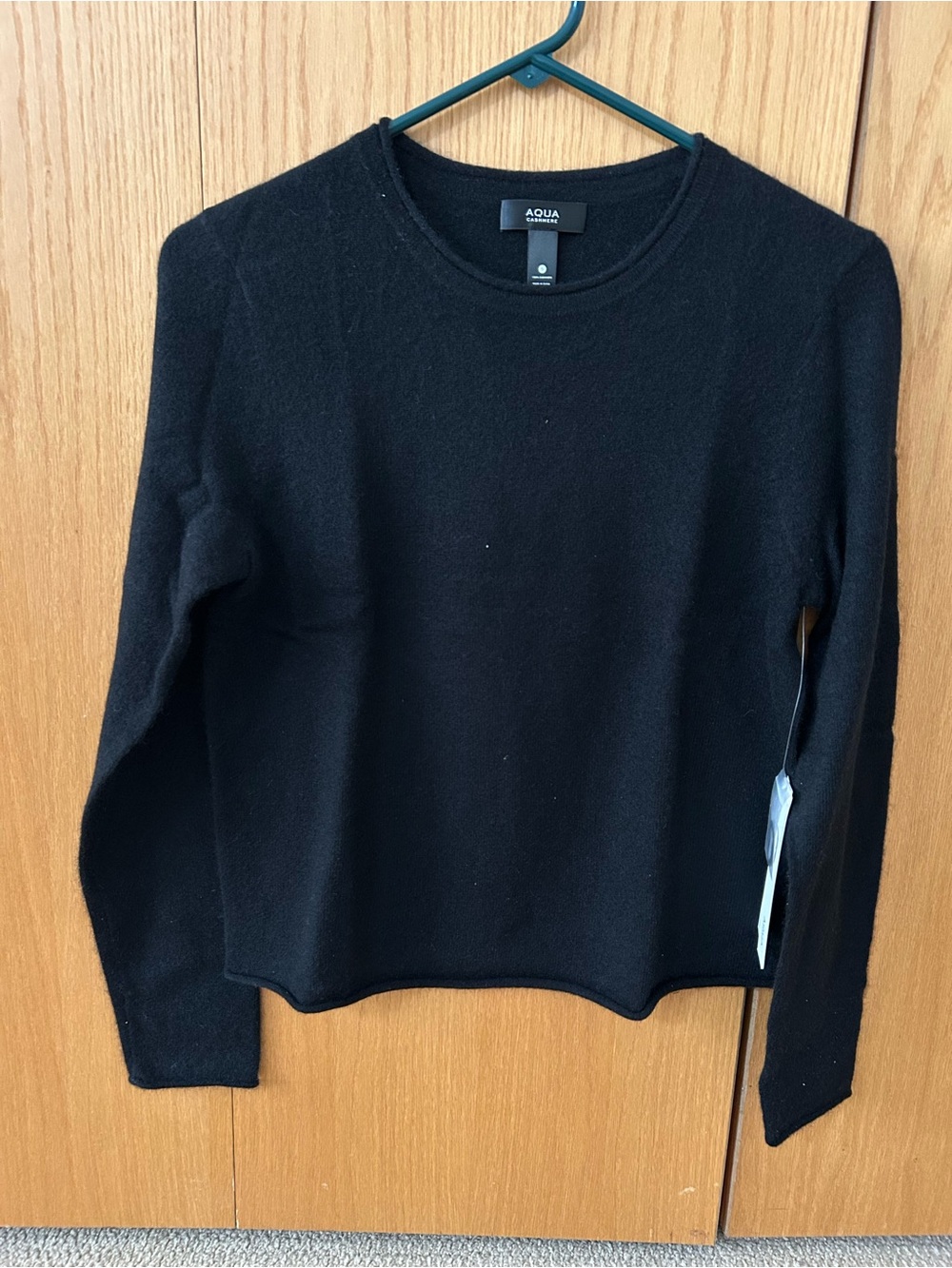 NWT! AQUA Cashmere by Bloomingdale's. Classic style, black. Great gift!